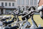 Bicicletas eléctricas frente a la universidad
